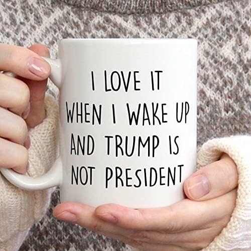 Volim kad se probudim i Trump nije predsjednik mug f Trump šalice zbogom don