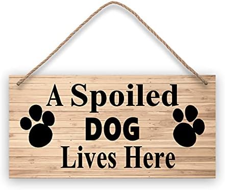 Sotodo Personalizirani viseći drveni znak, razmaženi pas živi ovdje drveni natpisi s vrpcom, drvenom pločom za rustikalni dekor doma,