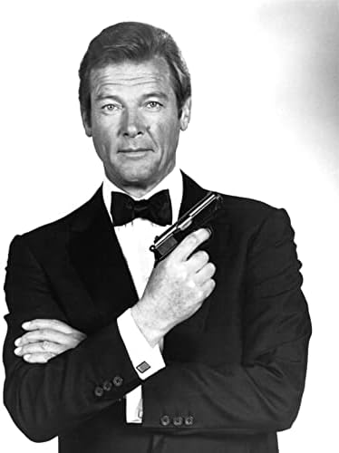 Roger Moore Bond pozira pištolj preko prsa u Tuxedu za vaše oči samo 5x7 fotografija